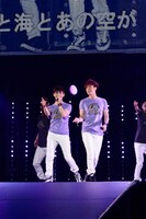 「東方神起 LIVE TOUR 2013 ～TIME～」さいたまスーパーアリーナ公演での東方神起。