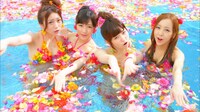 AKB48「さよならクロール」PVのワンシーン。本作は大島優子、渡辺麻友、島崎遥香、板野友美（左から）がセンターポジションを務める。