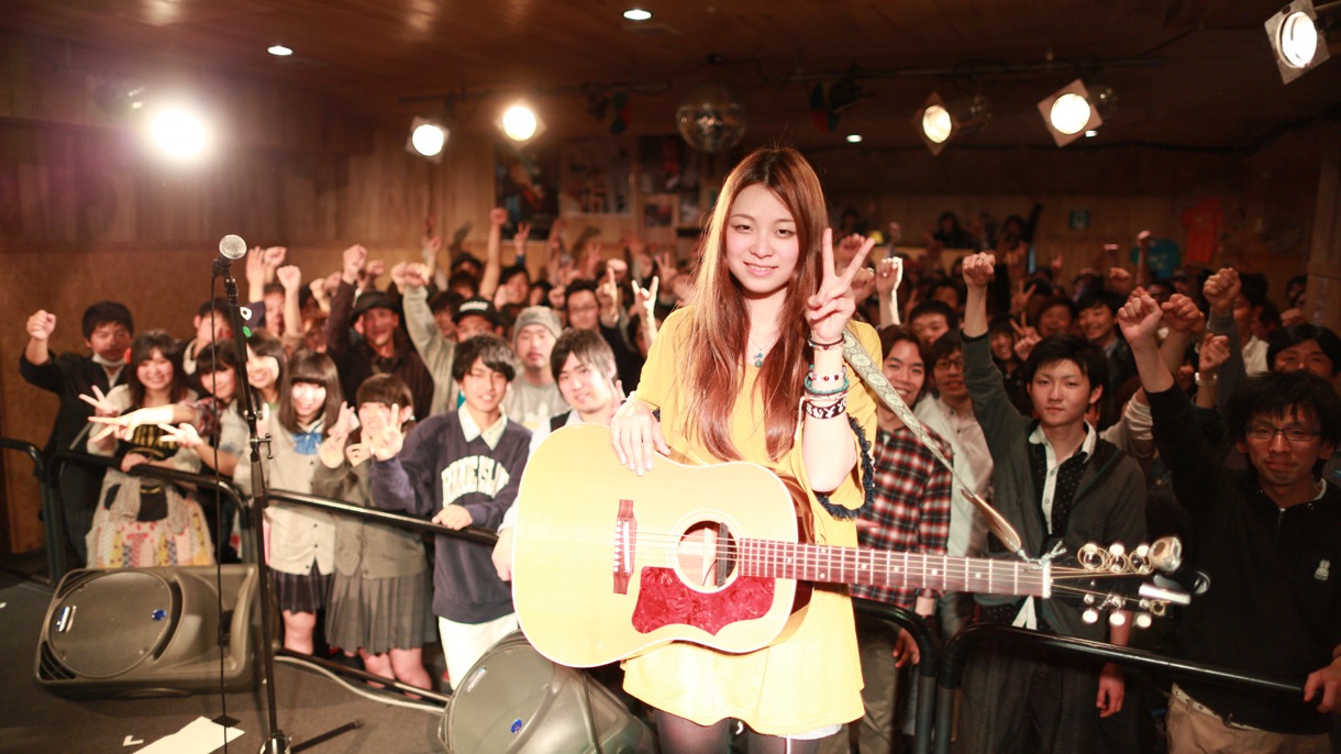 観客を背に記念撮影をする片平里菜（4月30日の福島Live Space C-moon公演より）。