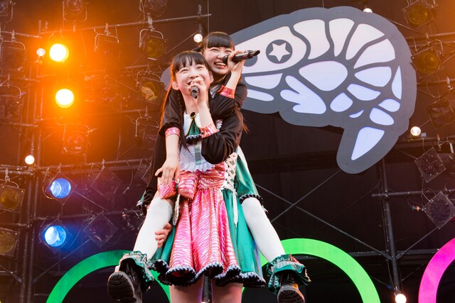 松野莉奈（写真下）、柏木ひなた（上）、DJタミフルによるユニット「トリオ・ザ・インフルエンザ」。