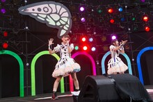 瑞季（写真左）と廣田あいか（右）によるユニット「crossover」。