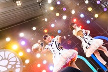 星名美怜（写真左）と杏野なつ（右）によるユニット「スターナッツ」。