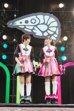 安本彩花（写真左）と鈴木裕乃（右）によるユニット「鈴木さん安本さん」。