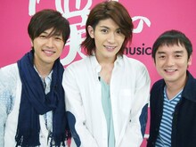 トーク収録時の三浦春馬（写真中央）とゆず。