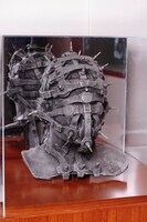 アルバム「HIDE YOUR FACE」のジャケットに登場するオブジェ。