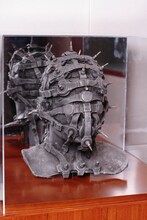 アルバム「HIDE YOUR FACE」のジャケットに登場するオブジェ。