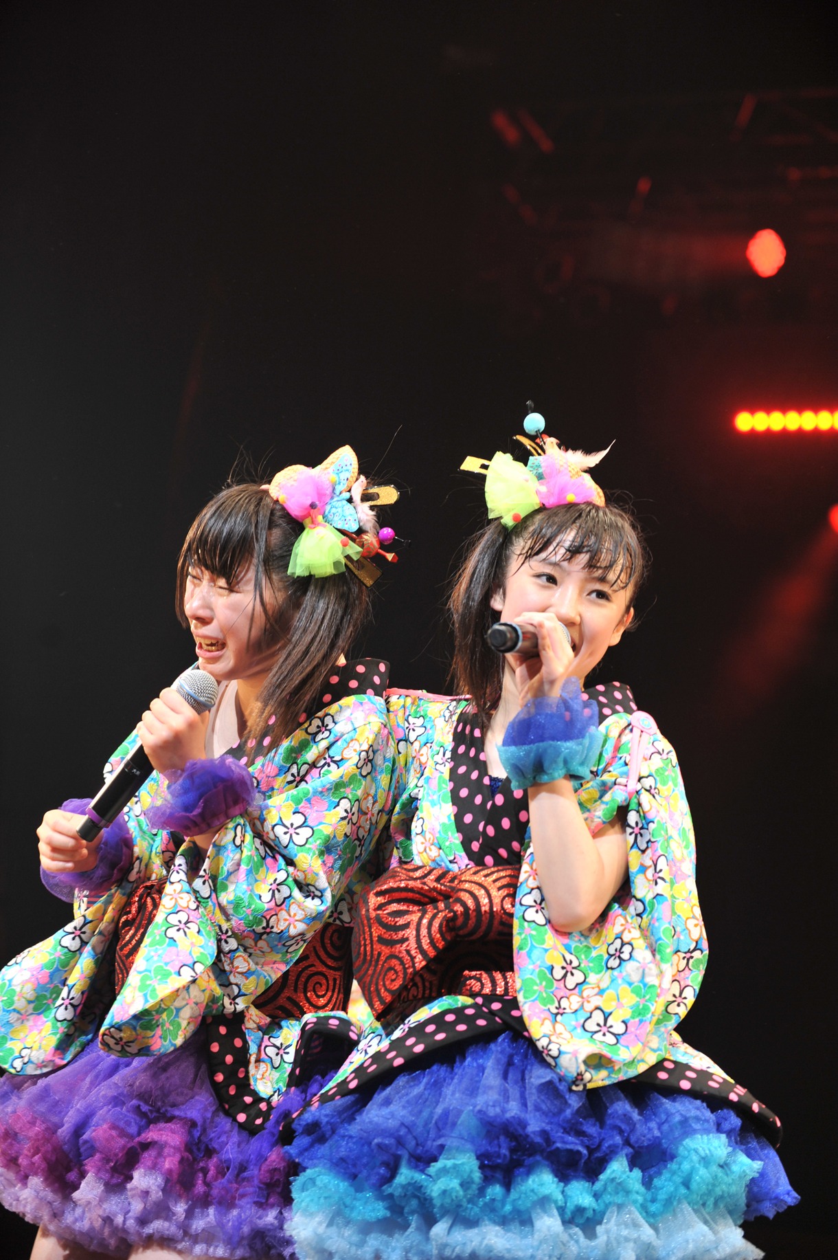 Zepp Tokyo公演より、大黒柚姫（写真左）と咲良菜緒（右）。