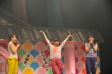 写真左から伊藤千由李、安藤ゆず、大黒柚姫。