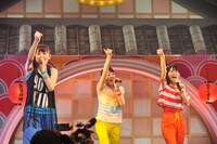 写真左から咲良菜緒、伊藤千由李、秋本帆華