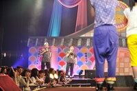 メンバーに指示を出す店長と監督。