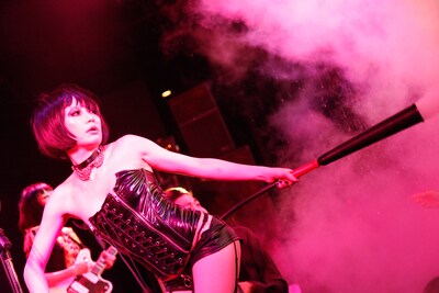 ガスをまき散らすマリアンヌ東雲。