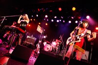 キノコホテル単独実演会「サロン・ド・キノコ～淫力魔女の生贄・恵比寿編」の様子。