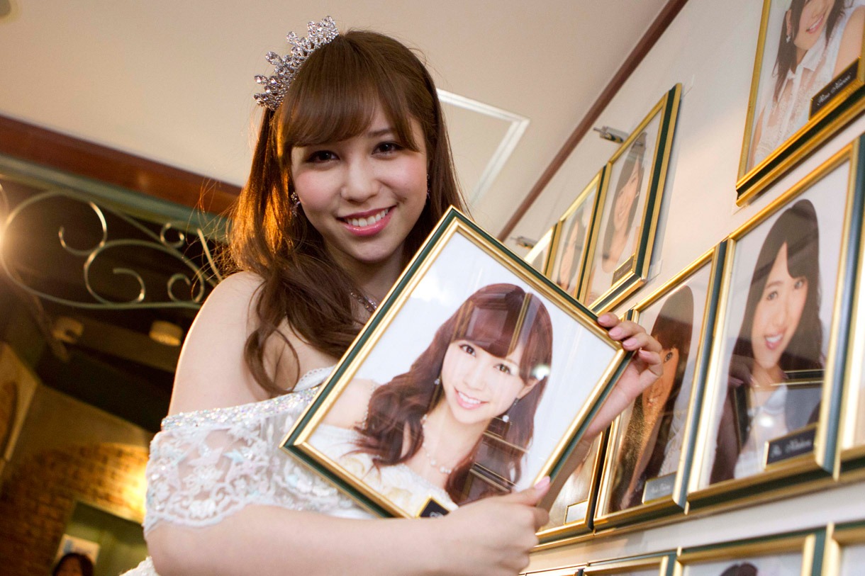 AKB48劇場の壁掛け写真から自分の写真を外す河西智美。 (C)AKS