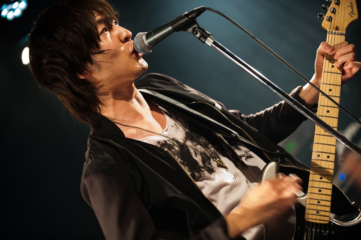 ライブイベント「Mix UP!! vol.51」で熱演するIsaac（Vo）。