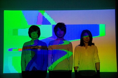 SuiseiNoboAz。左から溝渕匠良（B）、石原正晴（Vo, G）、櫻井範夫（Dr）