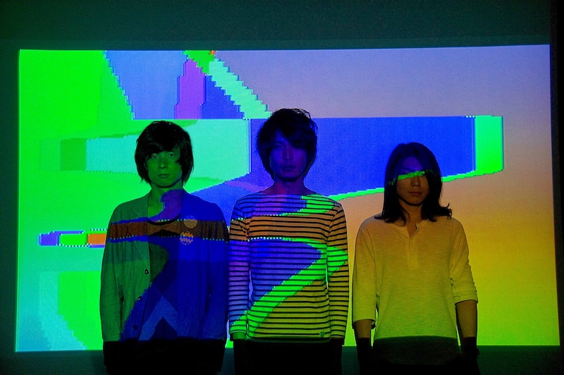 SuiseiNoboAz。左から溝渕匠良(B)、石原正晴(Vo, G)、櫻井範夫(Dr)