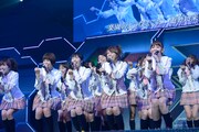 1曲目「PARTYが始まるよ」を披露するAKB48。（C)AKS