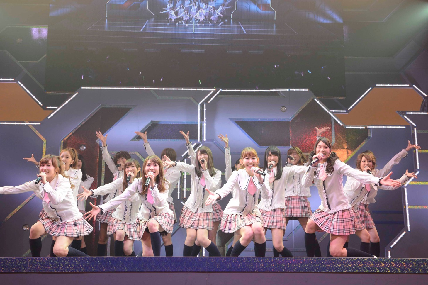 1曲目「PARTYが始まるよ」を披露するAKB48。（C)AKS