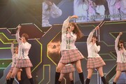 1曲目「PARTYが始まるよ」を披露するAKB48。（C)AKS