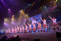 1曲目「PARTYが始まるよ」を披露するAKB48。（C)AKS