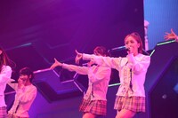 1曲目「PARTYが始まるよ」を披露するAKB48。（C)AKS