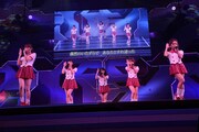 4曲目「スカート、ひらり」を披露する小嶋陽菜、渡辺麻友、大島優子、高橋みなみ、板野友美（左から）。（C)AKS
