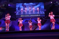 4曲目「スカート、ひらり」を披露する小嶋陽菜、渡辺麻友、大島優子、高橋みなみ、板野友美（左から）。（C)AKS
