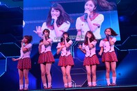 4曲目「スカート、ひらり」を披露する高橋みなみ、小嶋陽菜、渡辺麻友、大島優子、板野友美（左から）。（C)AKS