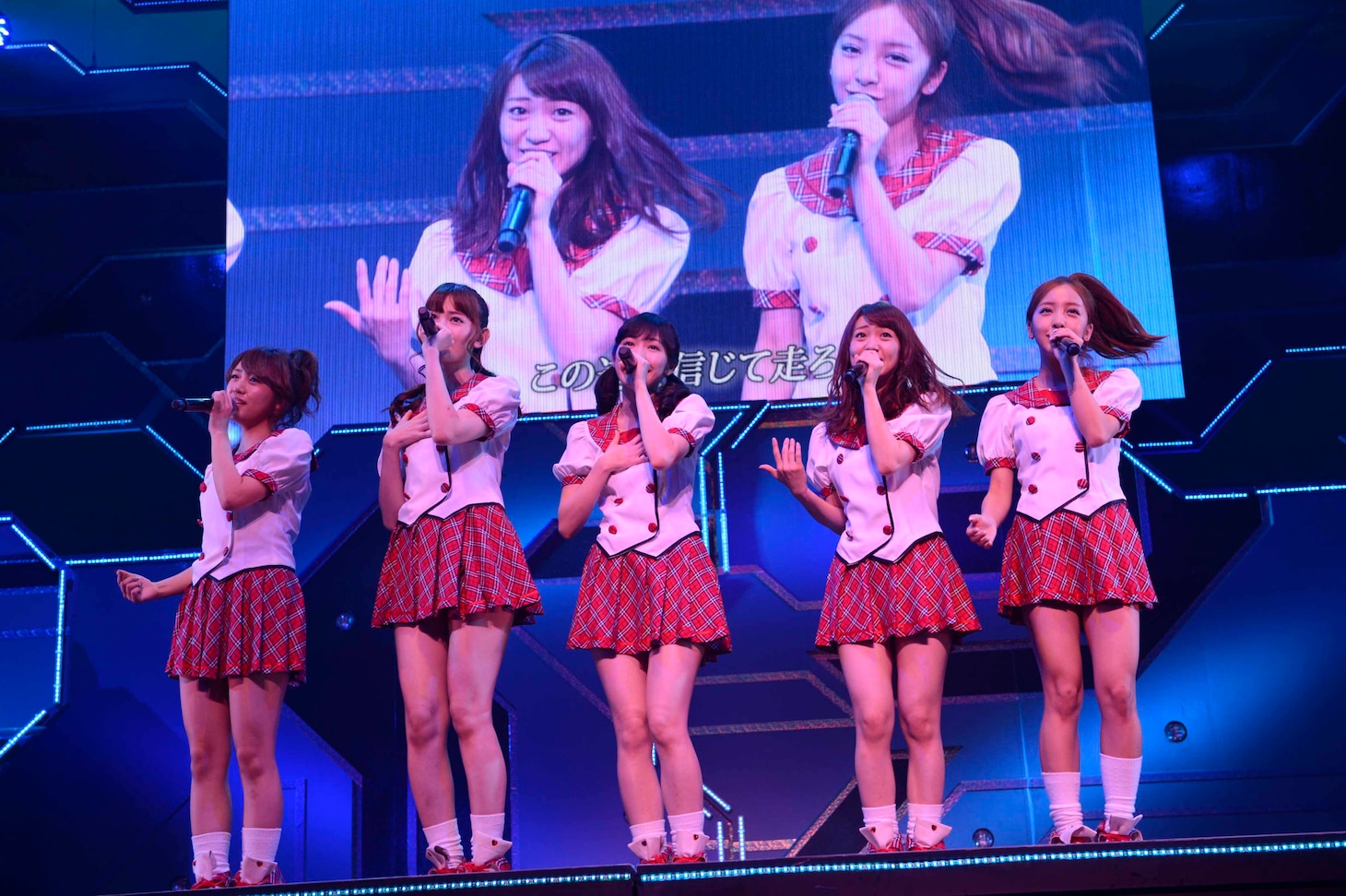 4曲目「スカート、ひらり」を披露する高橋みなみ、小嶋陽菜、渡辺麻友、大島優子、板野友美（左から）。（C)AKS