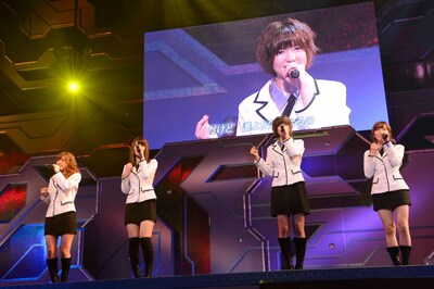 5曲目「クラスメイト」を披露する松原夏海、菊地あやか、宮澤佐江、梅田彩佳（左から）。（C)AKS