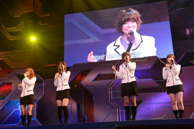 5曲目「クラスメイト」を披露する松原夏海、菊地あやか、宮澤佐江、梅田彩佳（左から）。（C)AKS