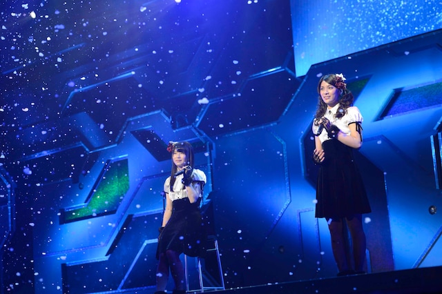 6曲目「あなたとクリスマスイブ」を披露する横山由依、秋元才加（左から）。（C)AKS