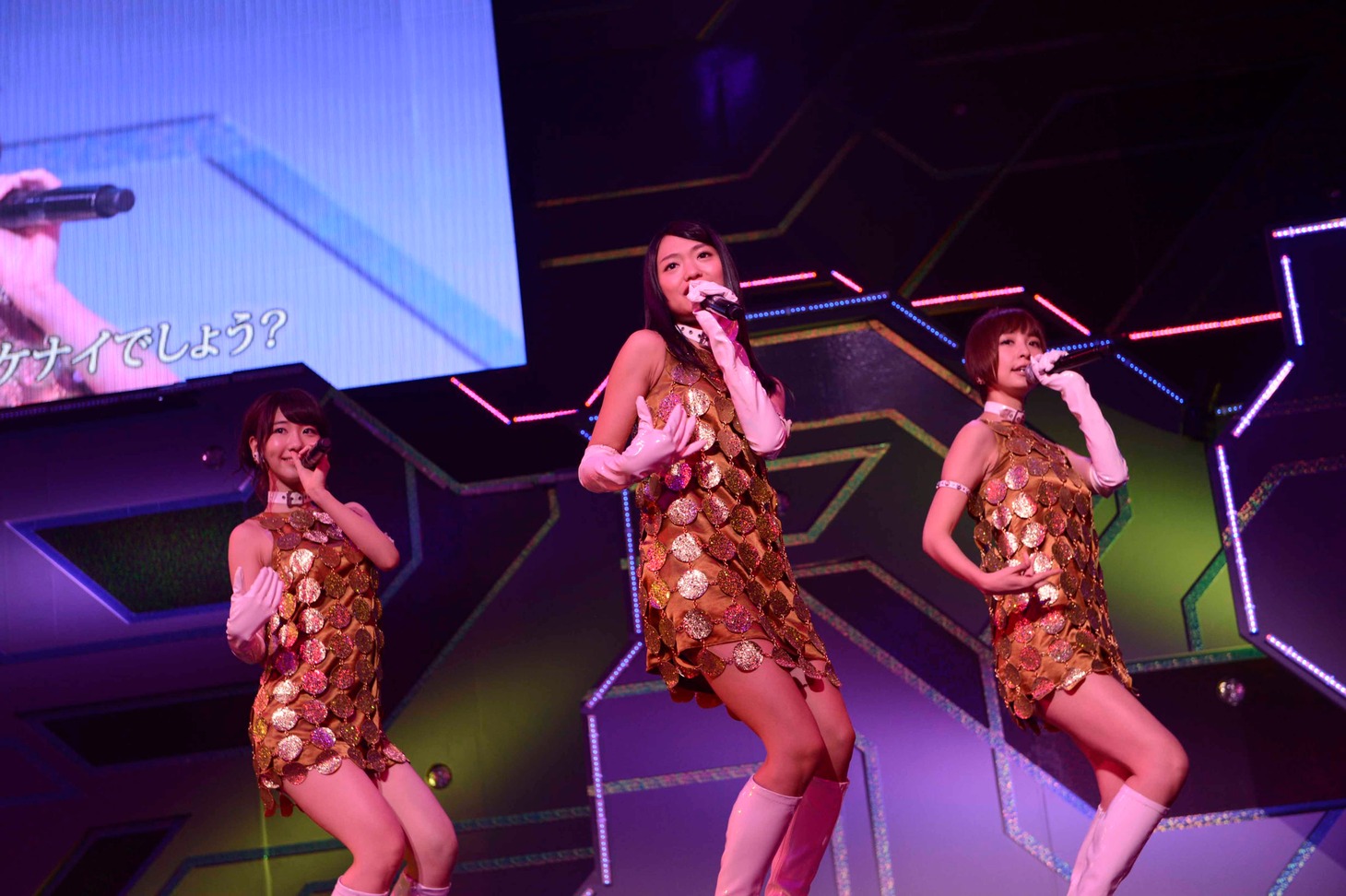 7曲目「キスはだめよ」を披露する柏木由紀、北原里英、篠田麻里子（左から）。（C)AKS