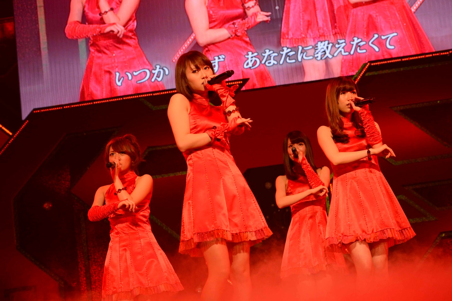 8曲目「星の温度」を披露する高橋みなみ、小林香菜、菊地あやか、片山陽加（左から）。（C)AKS