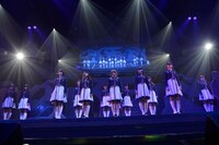 9曲目「桜の花びらたち」を披露するAKB48。（C)AKS