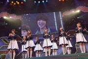 9曲目「桜の花びらたち」を披露するAKB48。（C)AKS