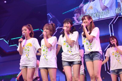 アンコールで「桜の花びらたち」を披露するAKB48。（C）AKS