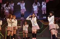 最初のMCコーナーで自己紹介する秋元才加。（C)AKS