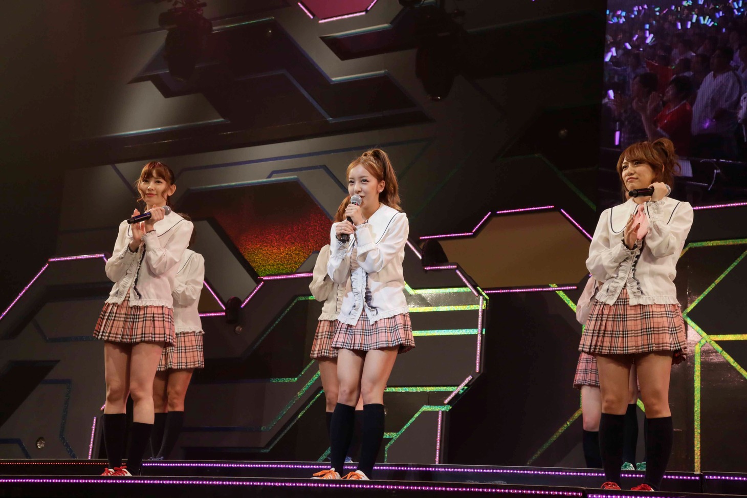 最初のMCコーナーで自己紹介する板野友美。（C)AKS