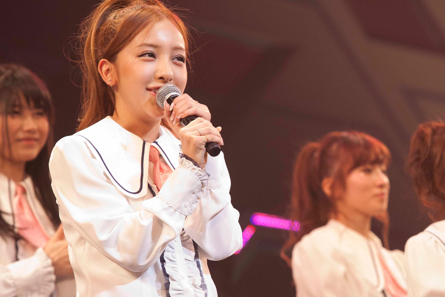 最初のMCコーナーで自己紹介する板野友美。（C)AKS