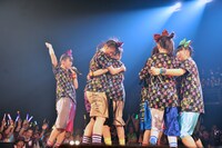 地元の大会場センチュリーホールでのワンマンが決まり、抱き合って喜ぶチームしゃちほこ。