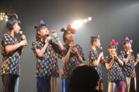 「日比谷なんとか」でのライブ開催決定に呆然とするチームしゃちほこ。