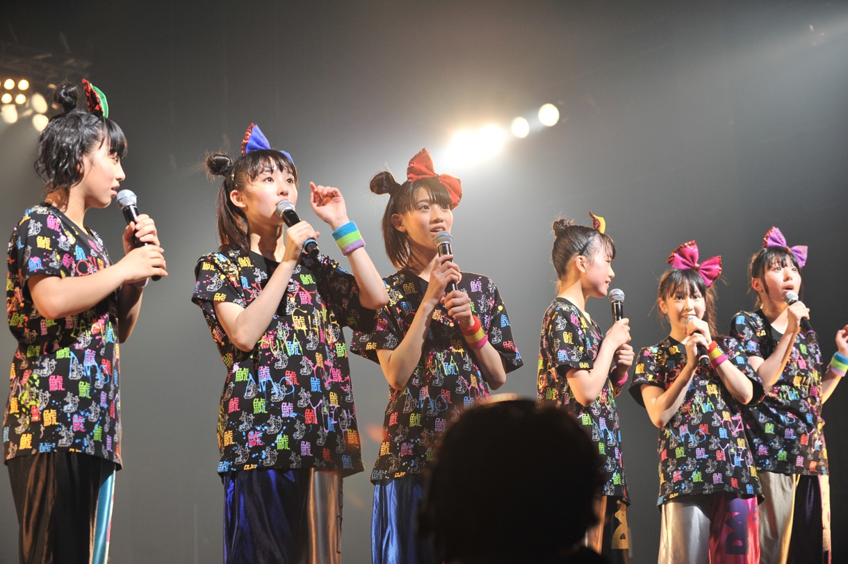 「日比谷なんとか」でのライブ開催決定に呆然とするチームしゃちほこ。