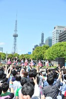 名古屋テレビ塔をバックに歌う私立恵比寿中学。