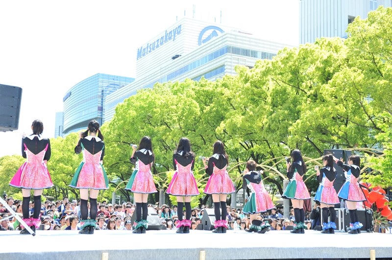 集まったファンや道行く人に挨拶するエビ中。