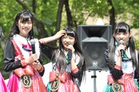 写真左から鈴木裕乃、柏木ひなた、松野莉奈。