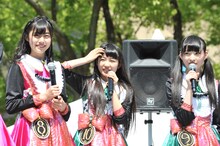 写真左から鈴木裕乃、柏木ひなた、松野莉奈。