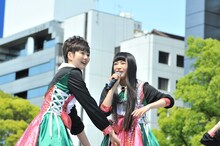 「仮契約のシンデレラ」を歌う安本彩花（写真左）と柏木ひなた（右）。