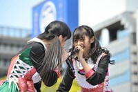 見つめ合う松野莉奈（写真左）と鈴木裕乃（右）。