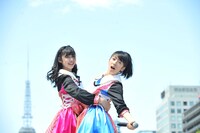 鈴木裕乃（写真左）と真山りか（右）。